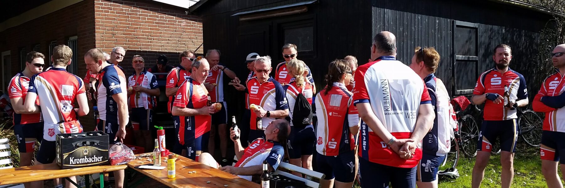 Radsportler nach der Ausfahrt beim Grille