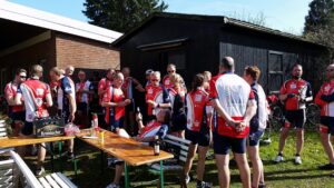 Radsportler nach der Ausfahrt beim Grille